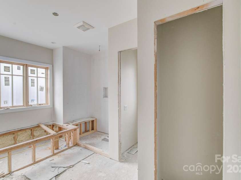 475 Dancing Bear Drive, Hendersonville, NC 28792.  MLS# CAR4244020, YatesRealty ID 261. 