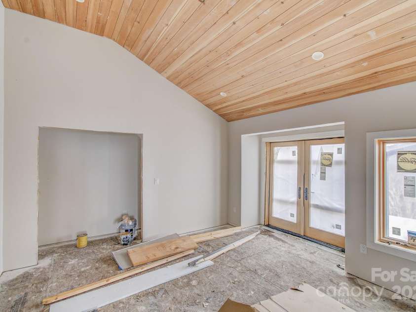 475 Dancing Bear Drive, Hendersonville, NC 28792.  MLS# CAR4244020, YatesRealty ID 261. 