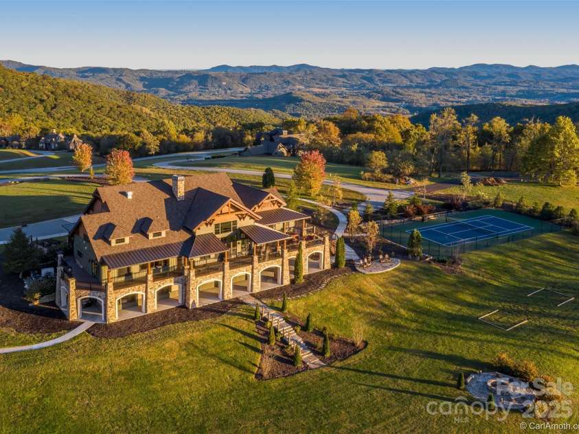 475 Dancing Bear Drive, Hendersonville, NC 28792.  MLS# CAR4244020, YatesRealty ID 261. 