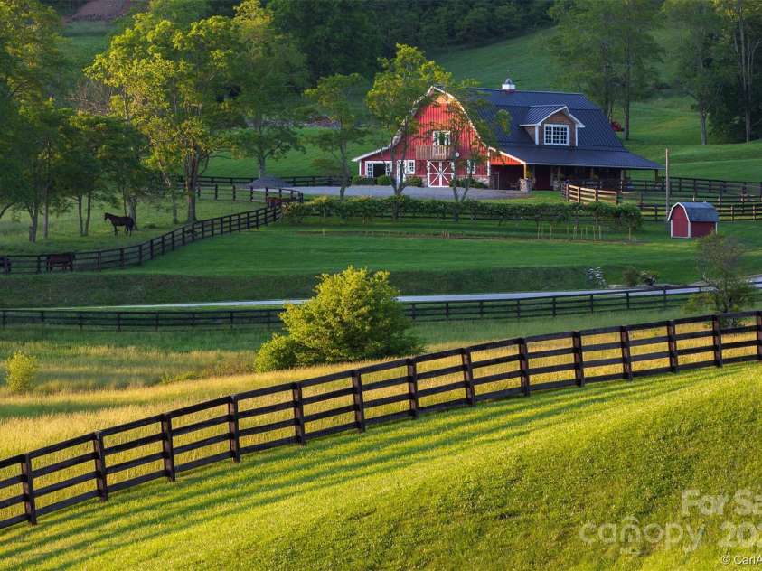 475 Dancing Bear Drive, Hendersonville, NC 28792.  MLS# CAR4244020, YatesRealty ID 261. 