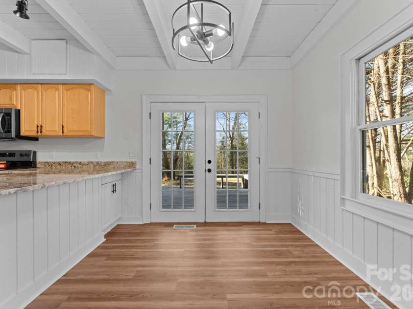 15 Glory Road, Franklin, NC 28734.  MLS# CAR4334665, YatesRealty ID 2610. Kitchen