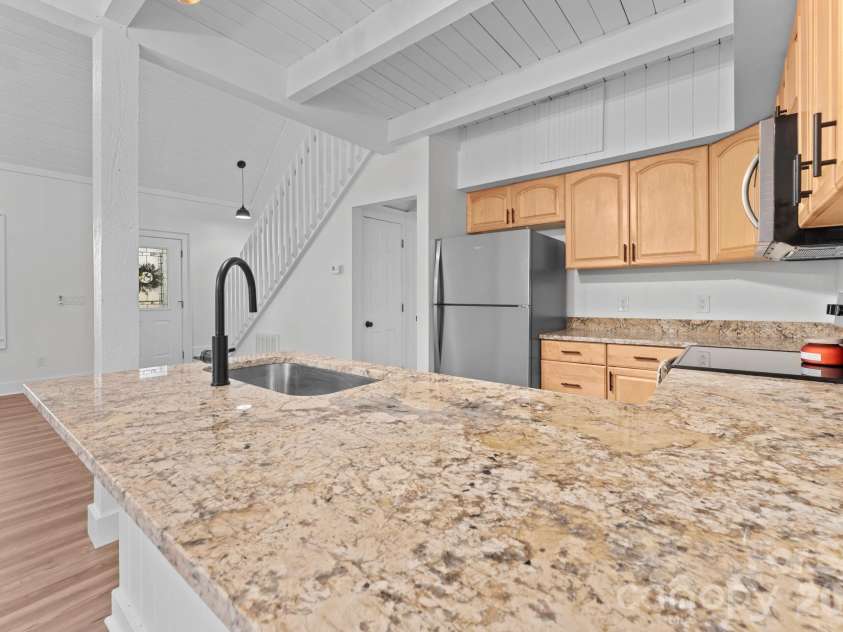 15 Glory Road, Franklin, NC 28734.  MLS# CAR4334665, YatesRealty ID 2610. Kitchen