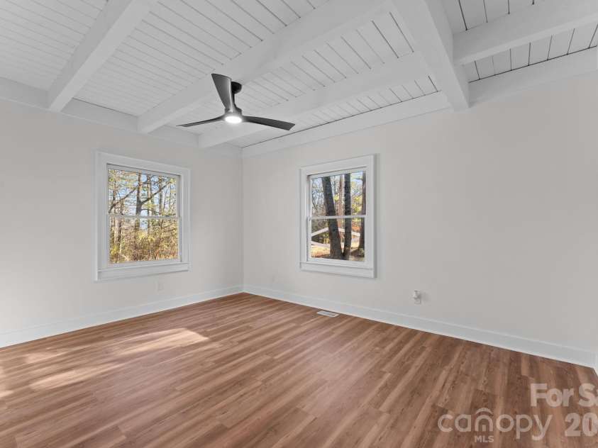 15 Glory Road, Franklin, NC 28734.  MLS# CAR4334665, YatesRealty ID 2610. Primary Bath