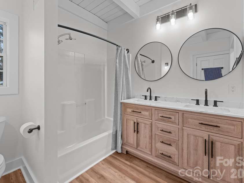 15 Glory Road, Franklin, NC 28734.  MLS# CAR4334665, YatesRealty ID 2610. Primary Bath