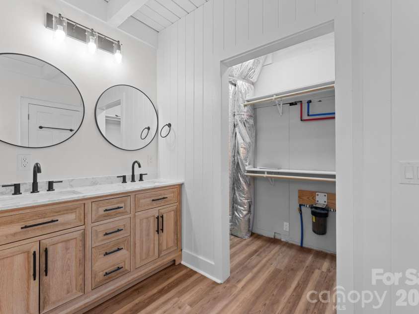 15 Glory Road, Franklin, NC 28734.  MLS# CAR4334665, YatesRealty ID 2610. Primary Bath