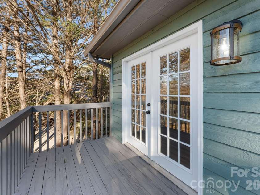 15 Glory Road, Franklin, NC 28734.  MLS# CAR4334665, YatesRealty ID 2610. Upper Rear Deck