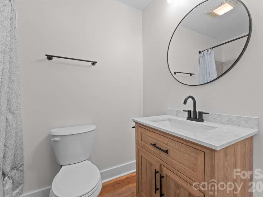 15 Glory Road, Franklin, NC 28734.  MLS# CAR4334665, YatesRealty ID 2610. Upstairs Bath