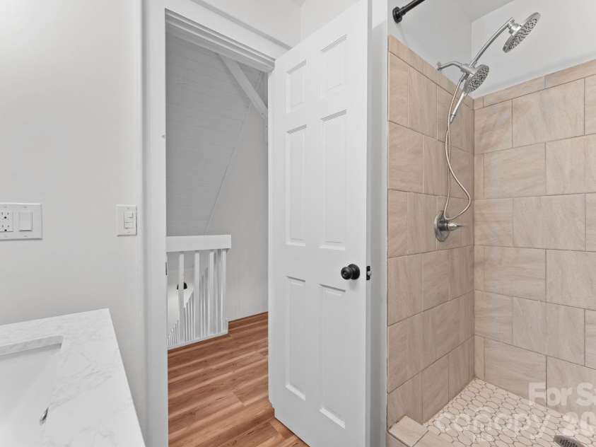 15 Glory Road, Franklin, NC 28734.  MLS# CAR4334665, YatesRealty ID 2610. Upstairs Bath