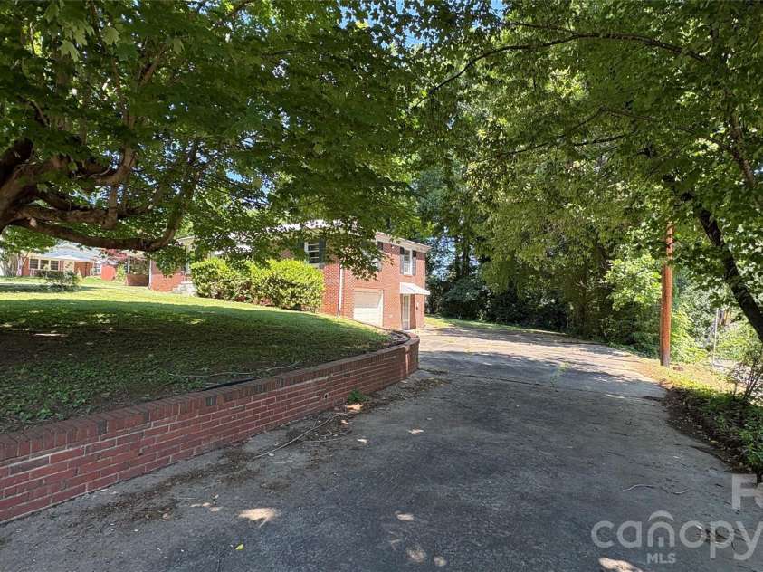 150 31st Avenue, Hickory, NC 28601.  MLS# CAR4389566, YatesRealty ID 2610. 