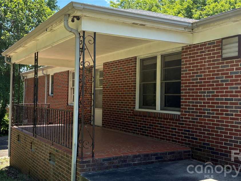 150 31st Avenue, Hickory, NC 28601.  MLS# CAR4389566, YatesRealty ID 2610. 