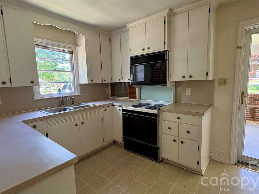 150 31st Avenue, Hickory, NC 28601.  MLS# CAR4389566, YatesRealty ID 2610. 