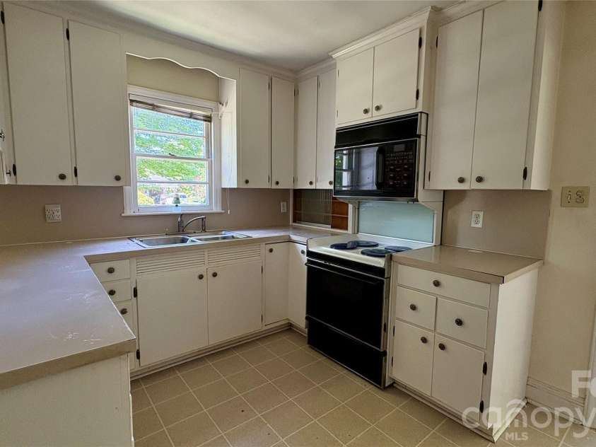 150 31st Avenue, Hickory, NC 28601.  MLS# CAR4389566, YatesRealty ID 2610. 