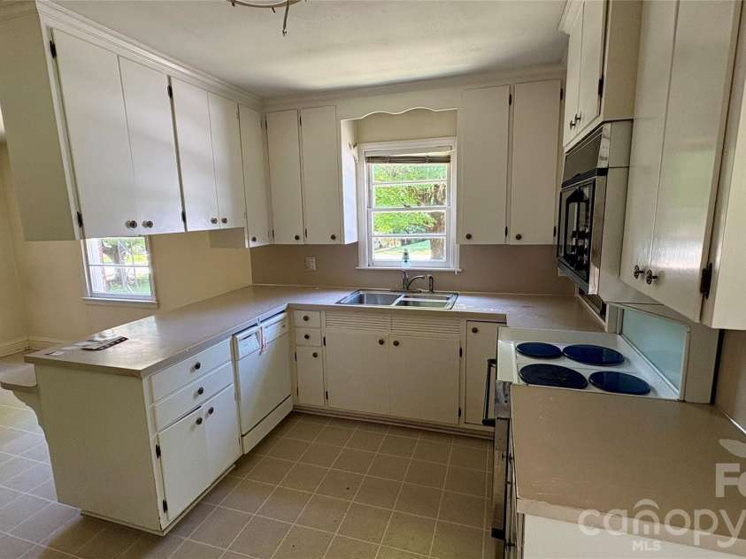 150 31st Avenue, Hickory, NC 28601.  MLS# CAR4389566, YatesRealty ID 2610. 