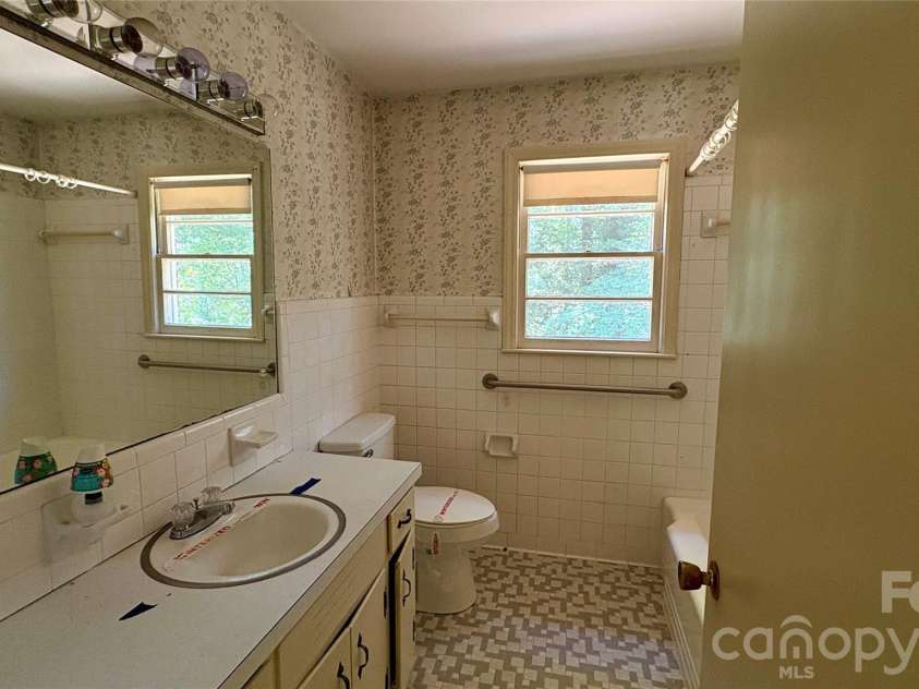 150 31st Avenue, Hickory, NC 28601.  MLS# CAR4389566, YatesRealty ID 2610. 