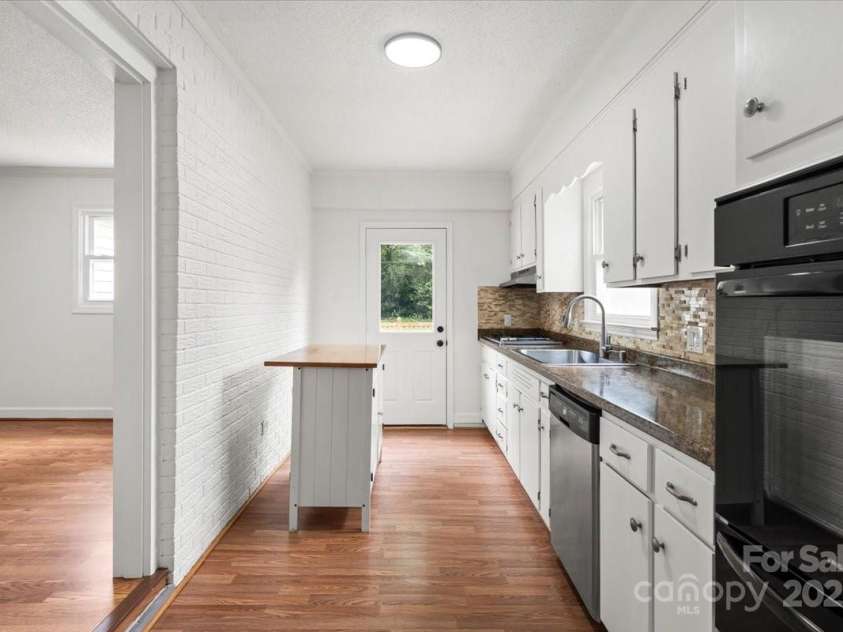 1512 Anthony Drive, Gastonia, NC 28052.  MLS# CAR4268994, YatesRealty ID 26100. 