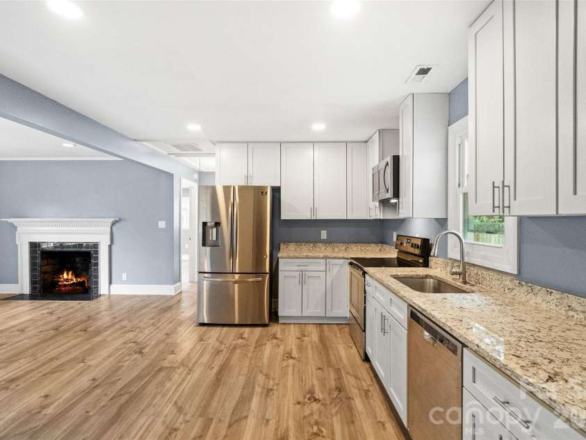 1626 Taylor Avenue, Charlotte, NC 28216.  MLS# CAR4387414, YatesRealty ID 26105. Kitchen