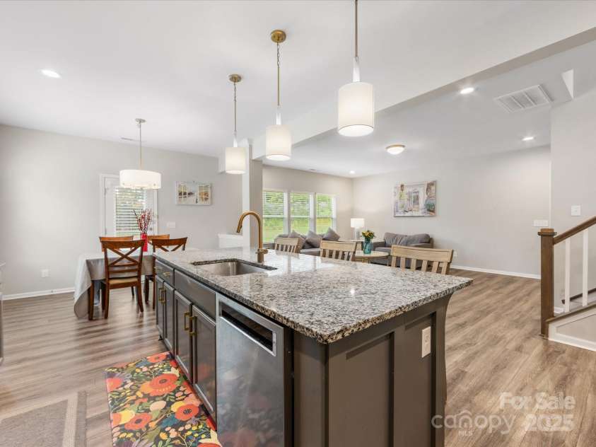 4014 Stockbrook Drive, Charlotte, NC 28215.  MLS# CAR4272265, YatesRealty ID 26105. 