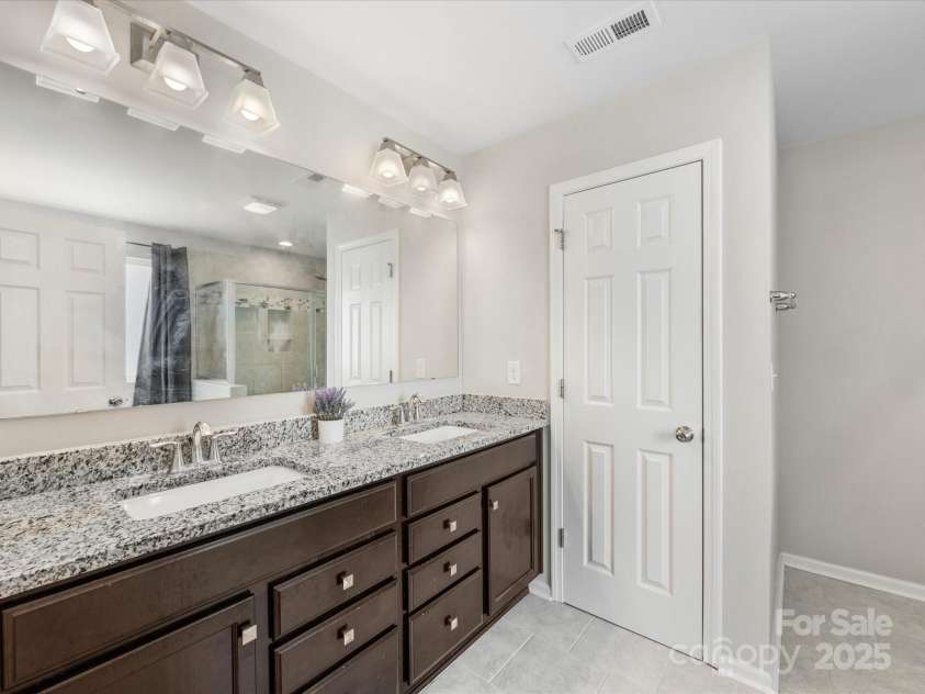 4014 Stockbrook Drive, Charlotte, NC 28215.  MLS# CAR4272265, YatesRealty ID 26105. 