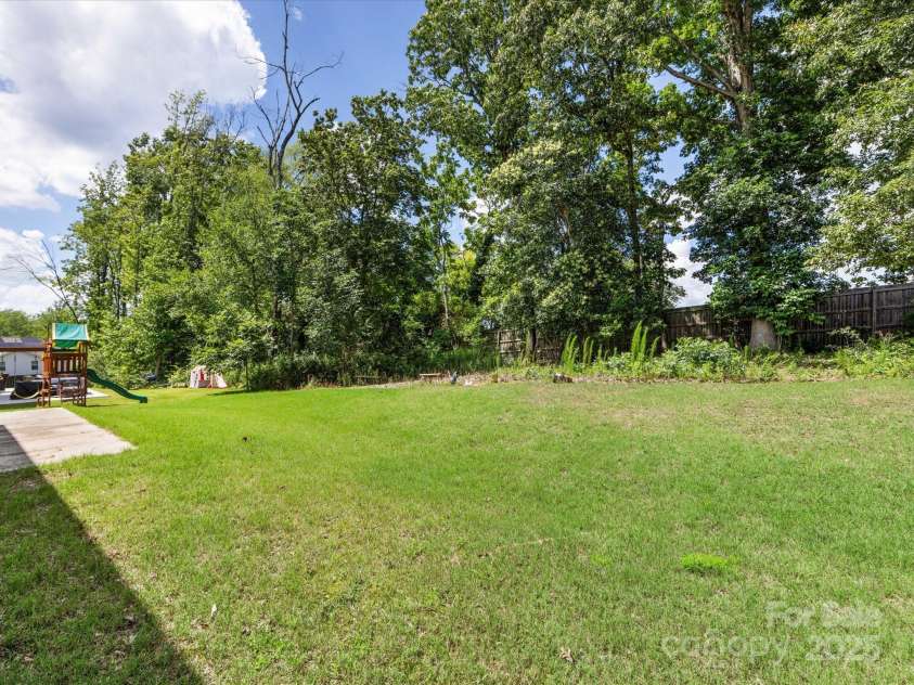 4014 Stockbrook Drive, Charlotte, NC 28215.  MLS# CAR4272265, YatesRealty ID 26105. 