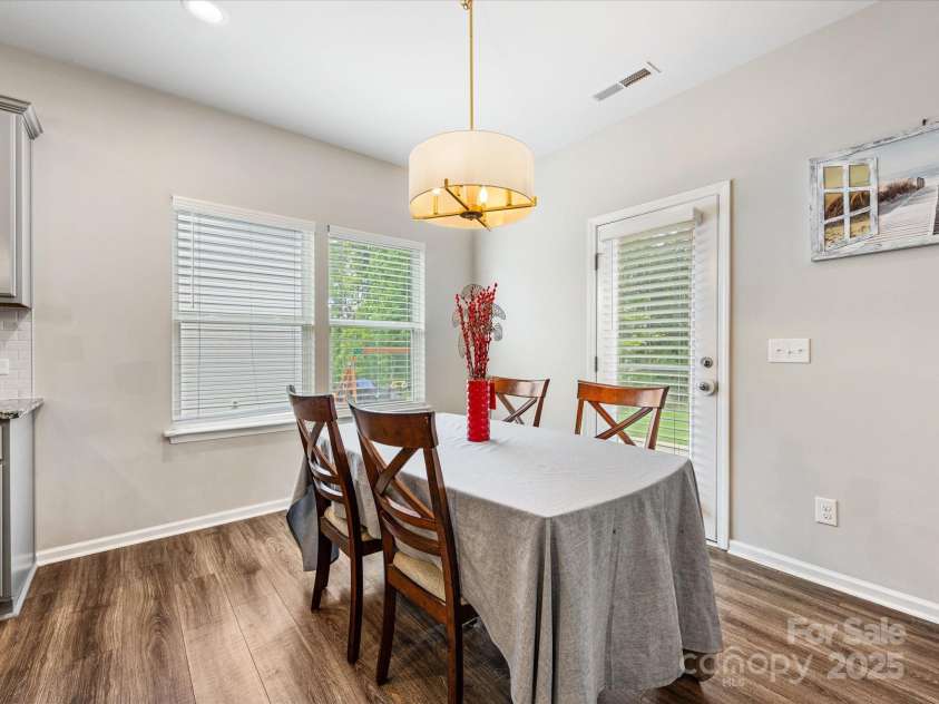 4014 Stockbrook Drive, Charlotte, NC 28215.  MLS# CAR4272265, YatesRealty ID 26105. Breakfast Area