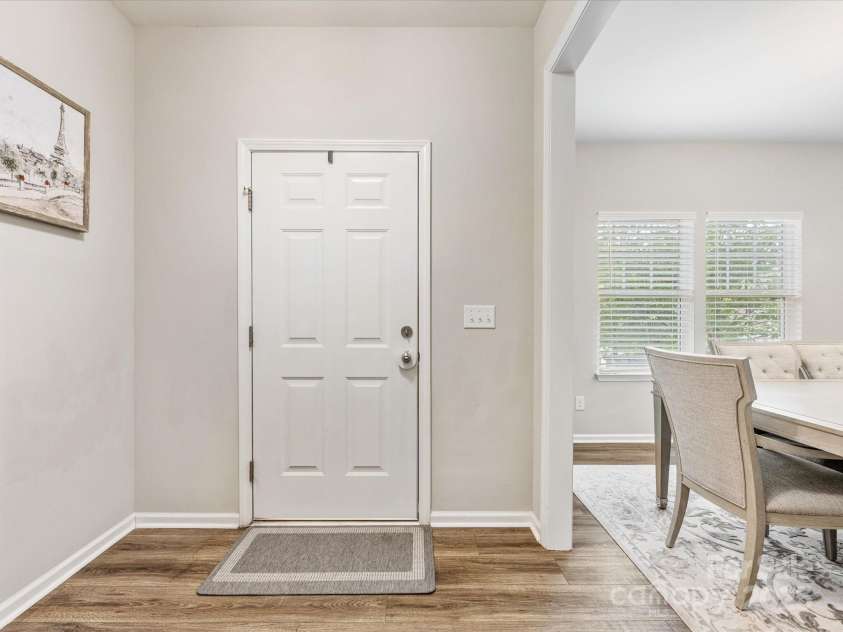 4014 Stockbrook Drive, Charlotte, NC 28215.  MLS# CAR4272265, YatesRealty ID 26105. Entryway