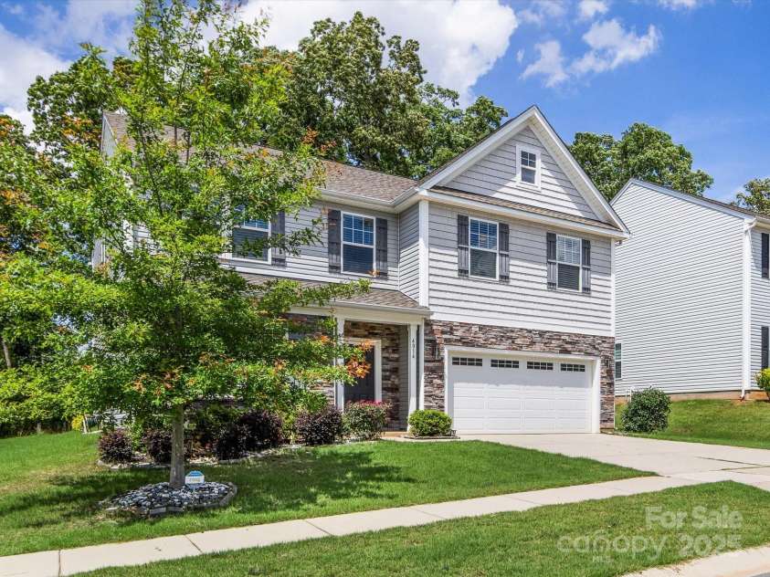 4014 Stockbrook Drive, Charlotte, NC 28215.  MLS# CAR4272265, YatesRealty ID 26105. Front Lawn