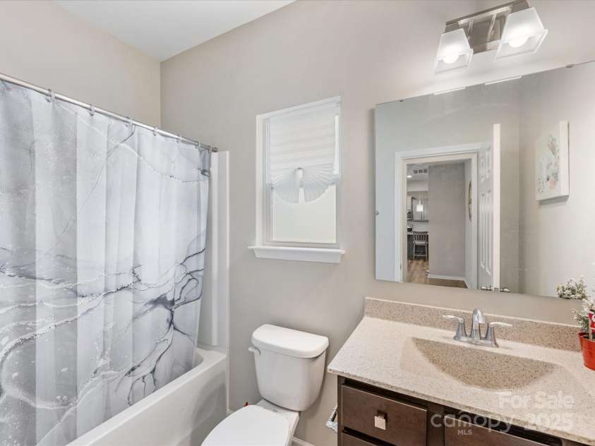 4014 Stockbrook Drive, Charlotte, NC 28215.  MLS# CAR4272265, YatesRealty ID 26105. Full bathroom on Main