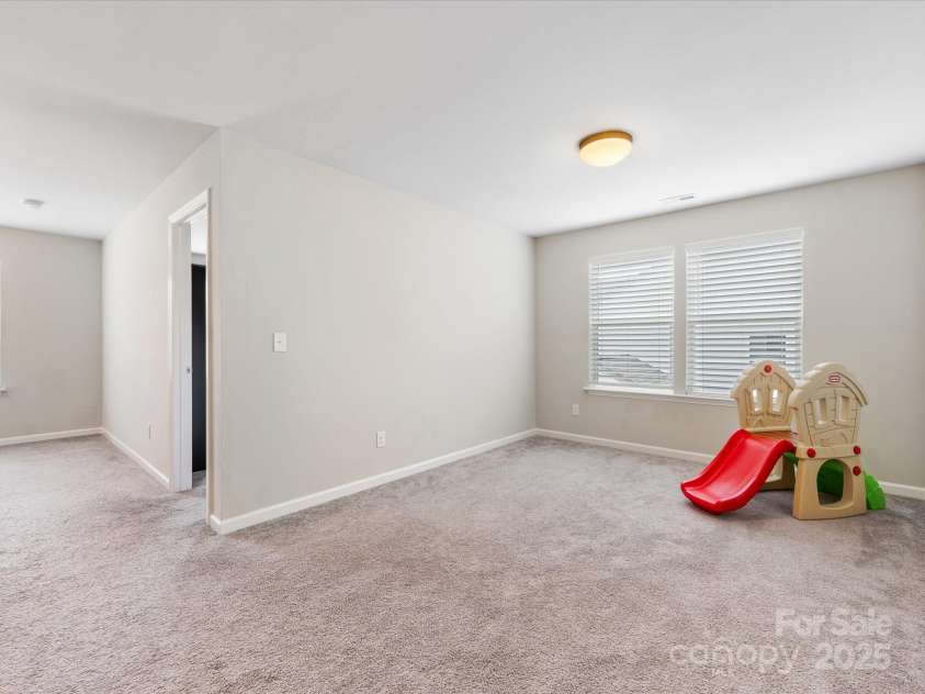 4014 Stockbrook Drive, Charlotte, NC 28215.  MLS# CAR4272265, YatesRealty ID 26105. Loft on upper floor