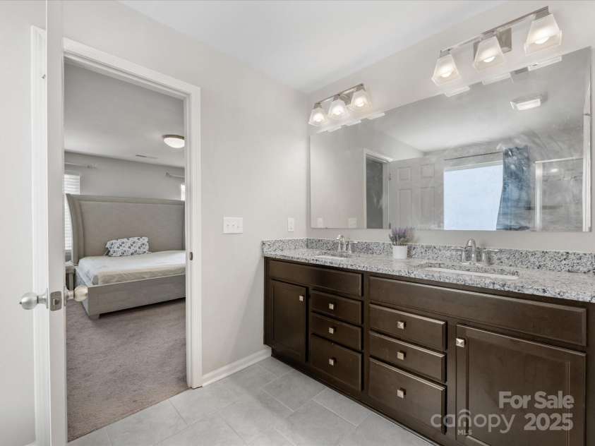 4014 Stockbrook Drive, Charlotte, NC 28215.  MLS# CAR4272265, YatesRealty ID 26105. Primary Bathroom
