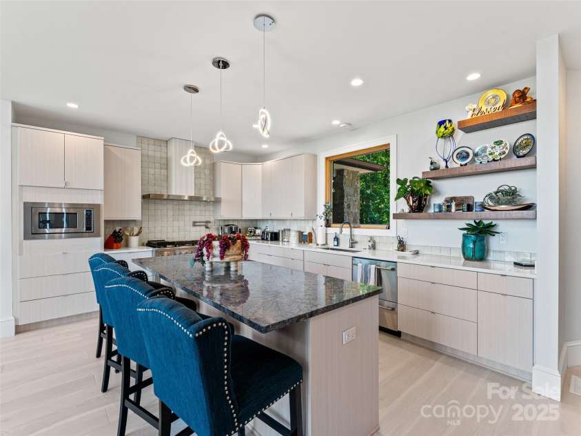 147 Nassau Ridge, Brevard, NC 28712.  MLS# CAR4275711, YatesRealty ID 26106. 