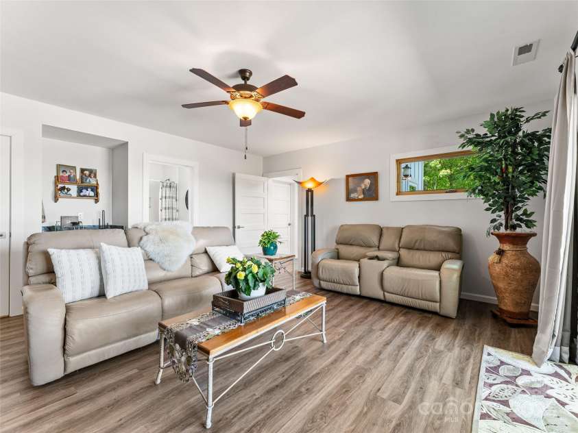 147 Nassau Ridge, Brevard, NC 28712.  MLS# CAR4275711, YatesRealty ID 26106. 