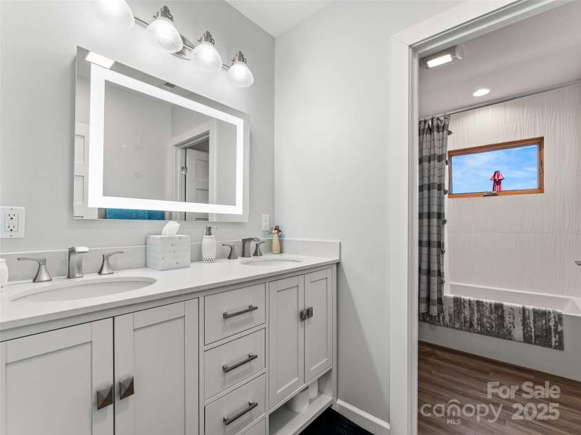 147 Nassau Ridge, Brevard, NC 28712.  MLS# CAR4275711, YatesRealty ID 26106. 