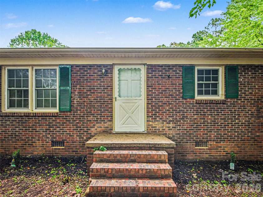 211 Lakeview Road, Cherryville, NC 28021.  MLS# CAR4387475, YatesRealty ID 26106. 