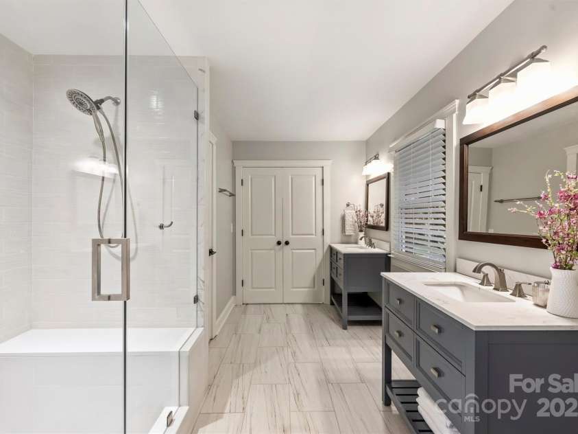 1522 Barberry Court, Charlotte, NC 28211.  MLS# CAR4258498, YatesRealty ID 2611. Beautifully updated ensuite primary bath with two individual vanities, a glass-enclosed walk-in shower, separate water closet, and 1 of 2 walk-in closets!