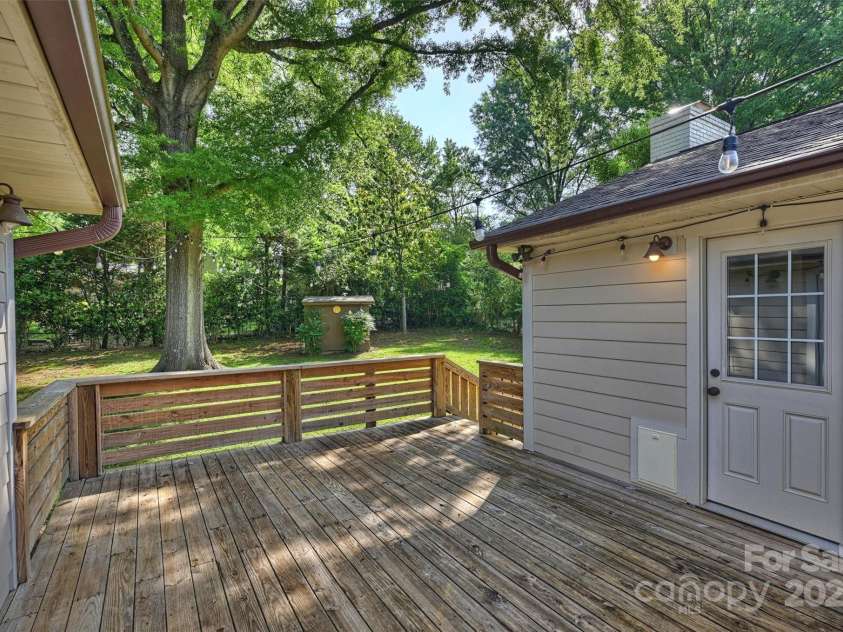 1522 Barberry Court, Charlotte, NC 28211.  MLS# CAR4258498, YatesRealty ID 2611. Deck is perfect for entertaining!