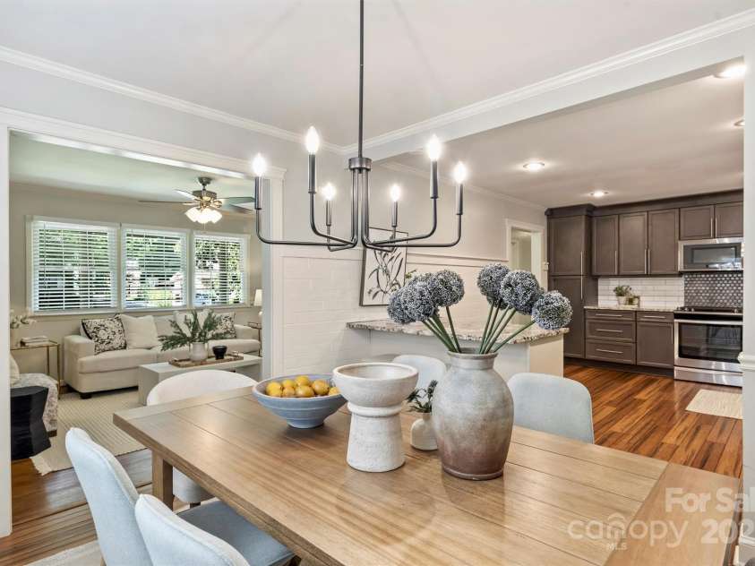 1522 Barberry Court, Charlotte, NC 28211.  MLS# CAR4258498, YatesRealty ID 2611. Dining room is open to updated kitchen!