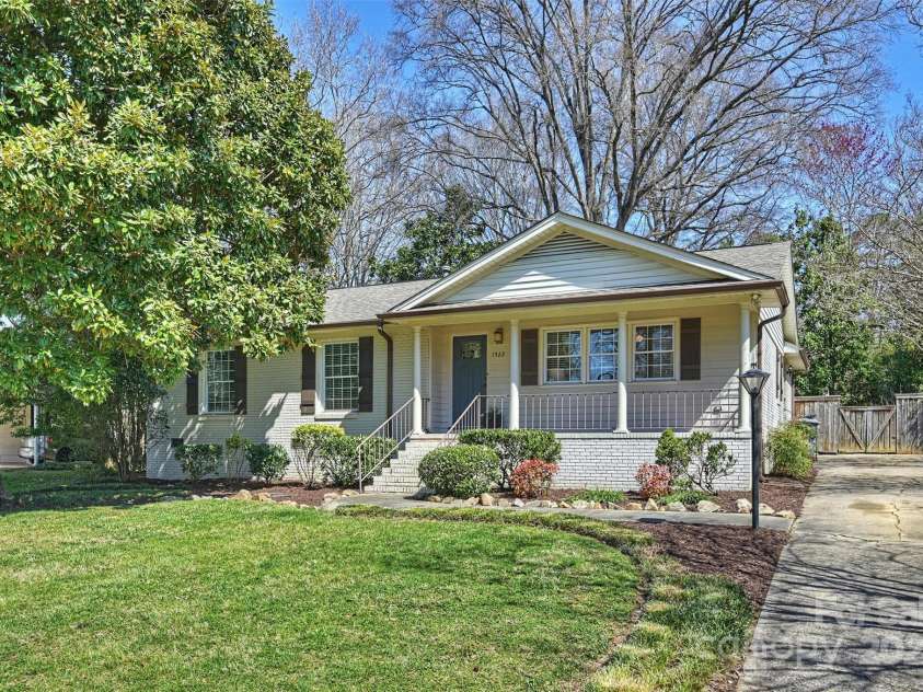 1522 Barberry Court, Charlotte, NC 28211.  MLS# CAR4258498, YatesRealty ID 2611. Don't miss the opportunity to make this turnkey home yours!
