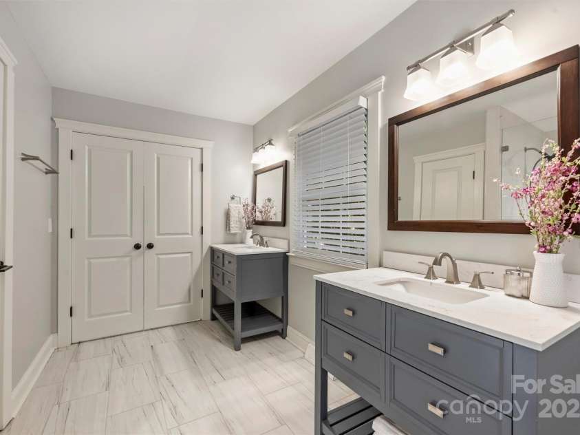 1522 Barberry Court, Charlotte, NC 28211.  MLS# CAR4258498, YatesRealty ID 2611. Dual vanities in the primary suite.