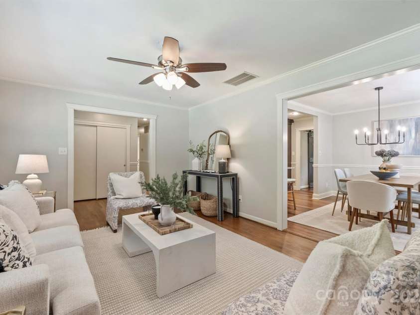 1522 Barberry Court, Charlotte, NC 28211.  MLS# CAR4258498, YatesRealty ID 2611. Front living room has site lines into foyer, dining room, and kitchen!