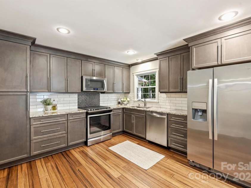 1522 Barberry Court, Charlotte, NC 28211.  MLS# CAR4258498, YatesRealty ID 2611. Kitchen