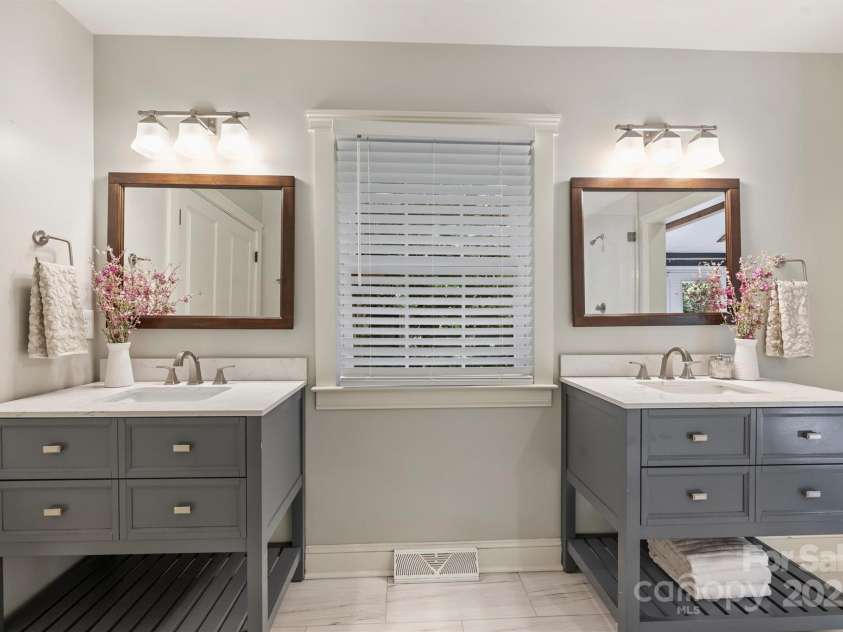 1522 Barberry Court, Charlotte, NC 28211.  MLS# CAR4258498, YatesRealty ID 2611. Primary Bathroom
