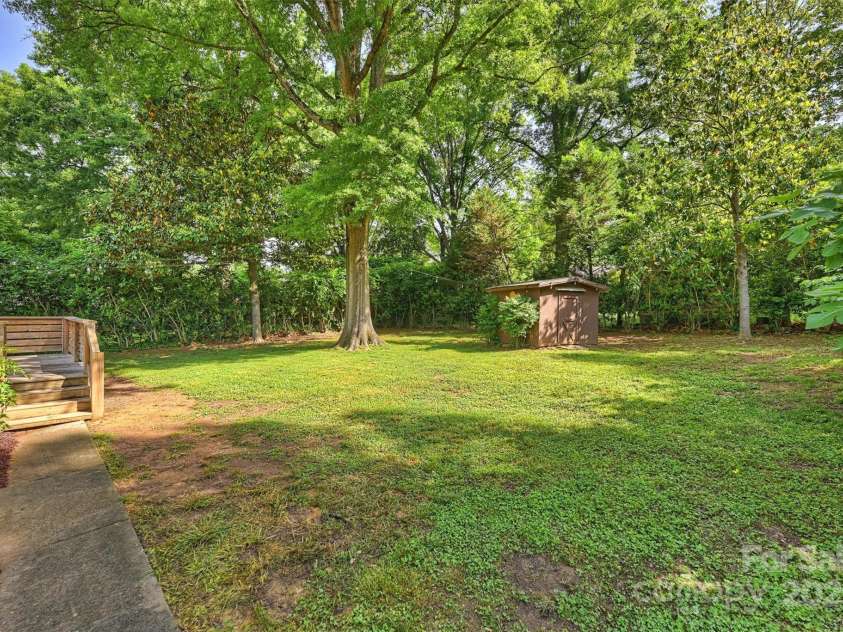 1522 Barberry Court, Charlotte, NC 28211.  MLS# CAR4258498, YatesRealty ID 2611. Spacious backyard is fully-fenced!