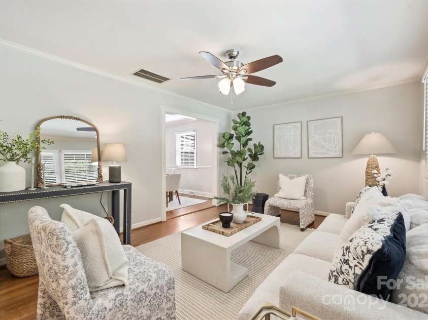 1522 Barberry Court, Charlotte, NC 28211.  MLS# CAR4258498, YatesRealty ID 2611. The font living room is flooded with natural light!