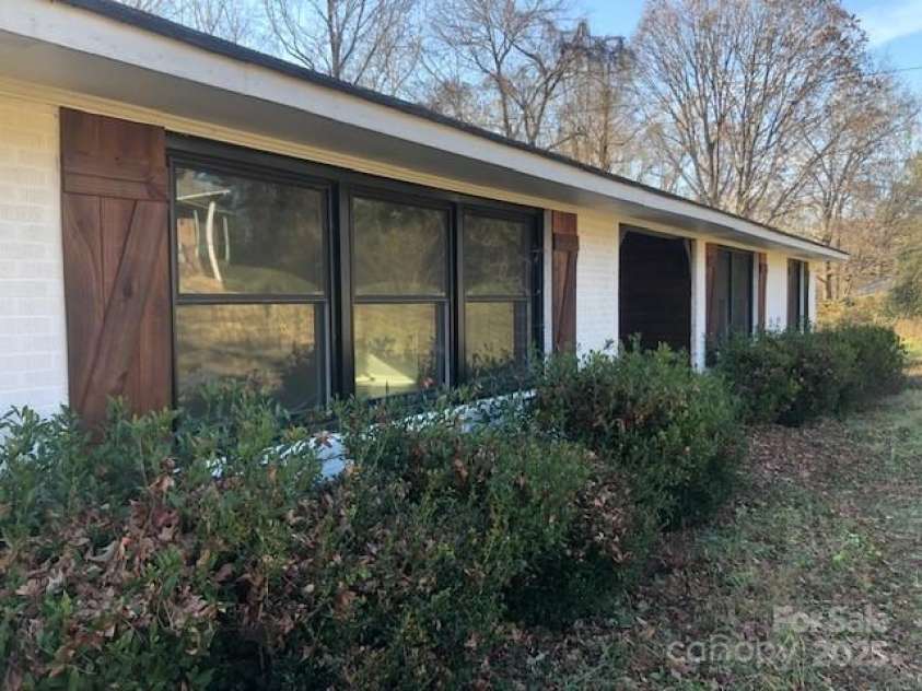 809 Briarcliff Road, Gastonia, NC 28056.  MLS# CAR4333745, YatesRealty ID 2611. 