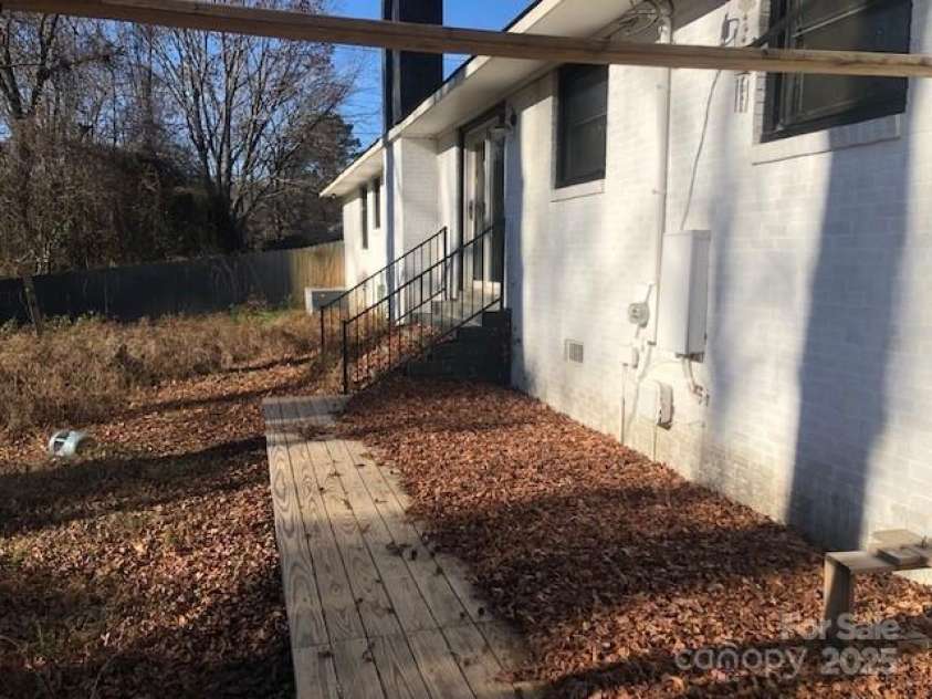 809 Briarcliff Road, Gastonia, NC 28056.  MLS# CAR4333745, YatesRealty ID 2611. 