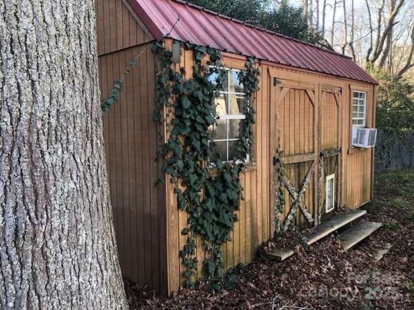 809 Briarcliff Road, Gastonia, NC 28056.  MLS# CAR4333745, YatesRealty ID 2611. 