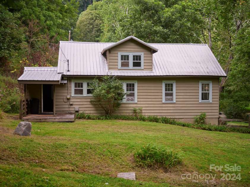 245 Tom Laws Lane, Elk Park, NC 28622.  MLS# CAR4182537, YatesRealty ID 26111. 