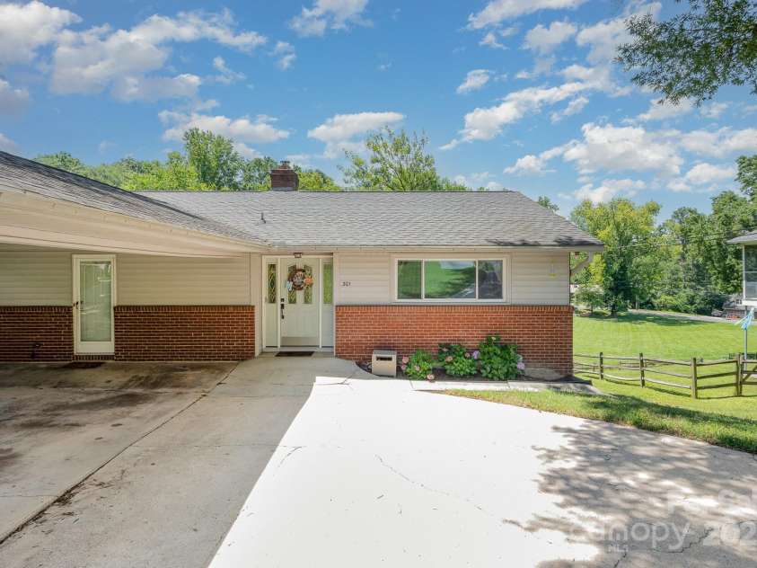 301 Rosemont Avenue, Concord, NC 28025.  MLS# CAR4275939, YatesRealty ID 26112. 