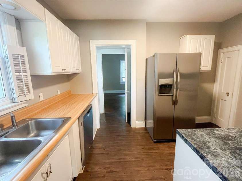 2105 Chesterfield Avenue, Charlotte, NC 28205.  MLS# CAR4387412, YatesRealty ID 26114. 