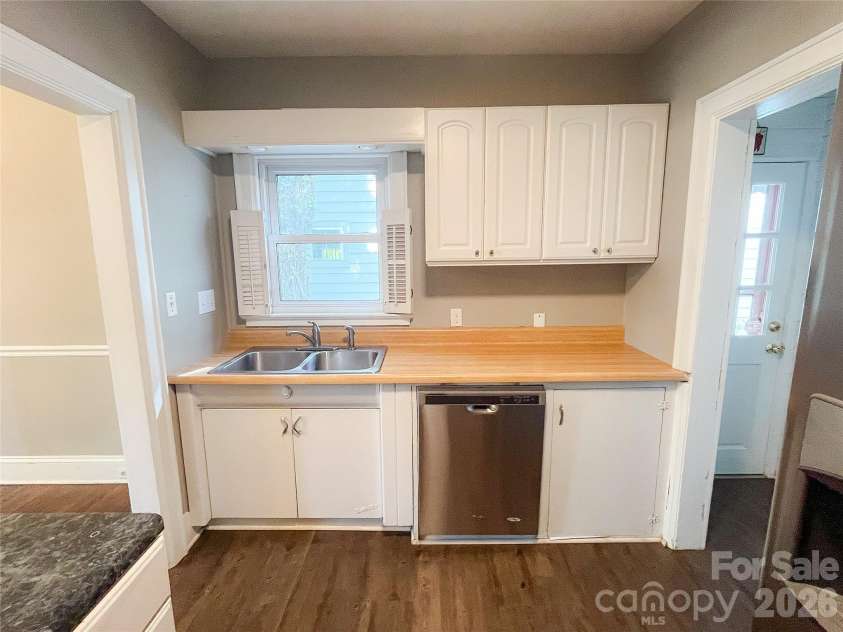 2105 Chesterfield Avenue, Charlotte, NC 28205.  MLS# CAR4387412, YatesRealty ID 26114. 